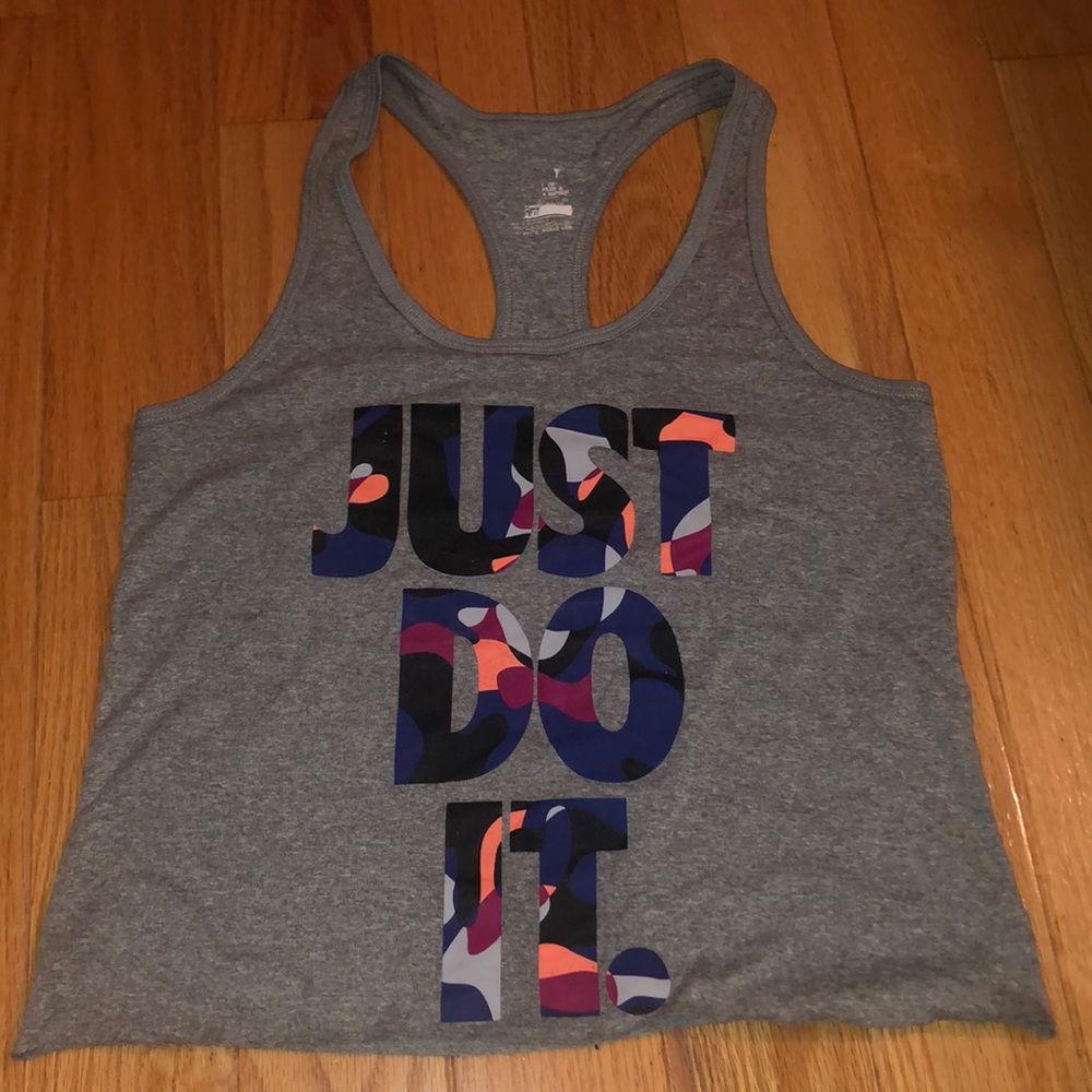 Cropped Nike tank